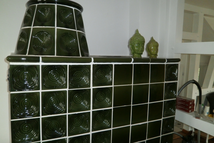 Kachelofen im Wohnzimmer vom Flur zu beheizen