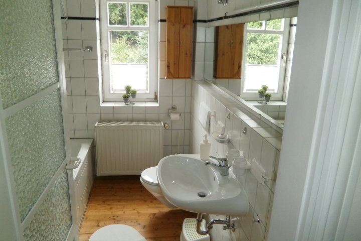 Bad im 1.OG neben der Sauna mit Dusche und Badewanne