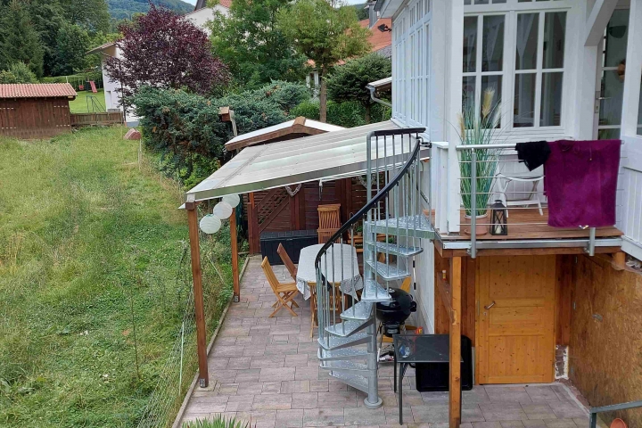 überdachte Terrasse mit weiterer Aussentreppe zur Terrasse ins OG