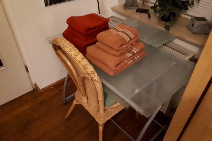 Schreibtisch mit gr. und kl. Handtüchern