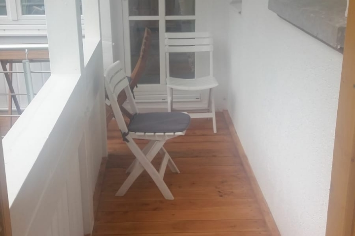 Überdachte Terrassse im 1. OG mit 4 Stühlen und Abgang ins EG