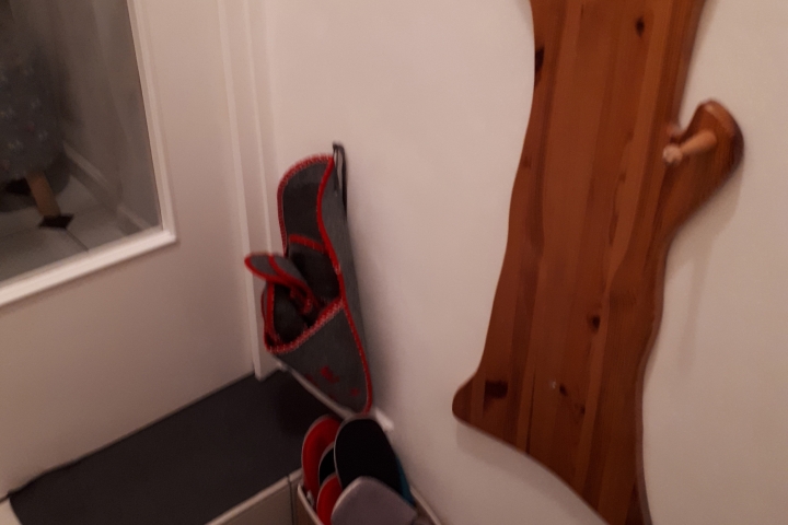 Eingang mit Hausschuhen für Gäste