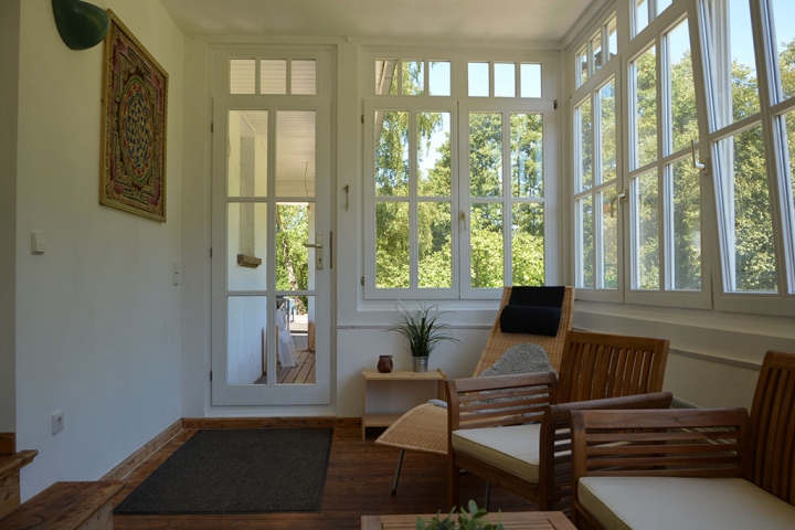 Wintergarten mit Ausgang zur Terrasse