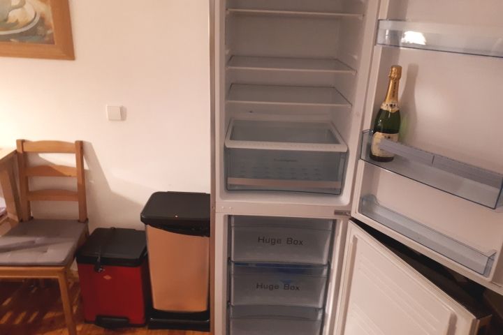 Kühl- und Gefrierkombination in der Küche