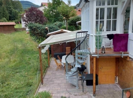 überdachte Terrasse mit weiterer Aussentreppe zur Terrasse ins OG