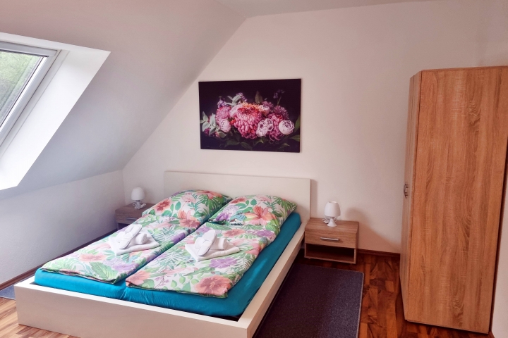 Schlafzimmer mit Doppel und Einzel-Bett