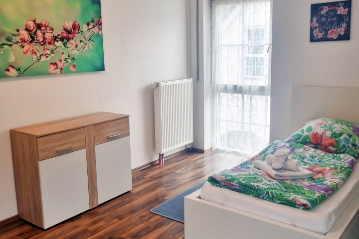 Schlafzimmer mit Doppel und Einzel-Bett