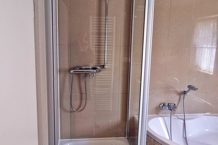 Duschbad mit Badewanne und Wc im 1 Stock
