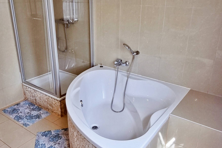 Duschbad mit Badewanne und Wc im 1 Stock