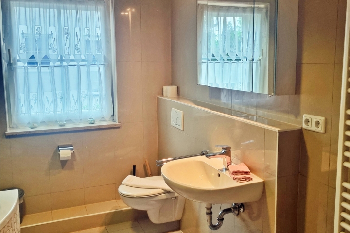 Duschbad mit Badewanne und Wc im 1 Stock