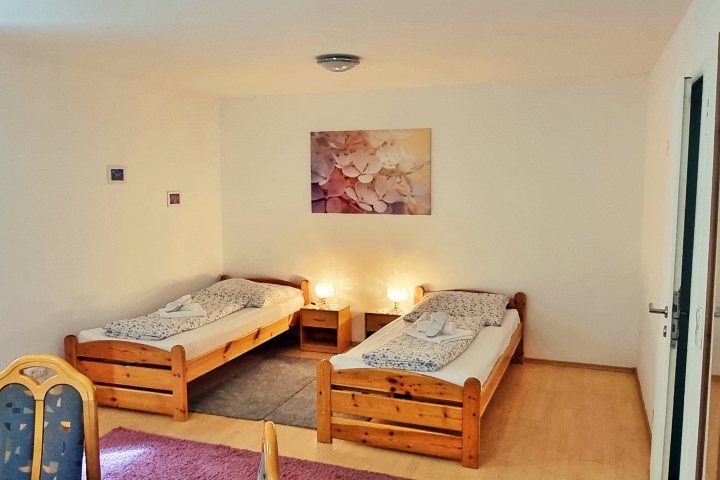 Schlafzimmer mit Souterrain mit 2 Einzelbetten