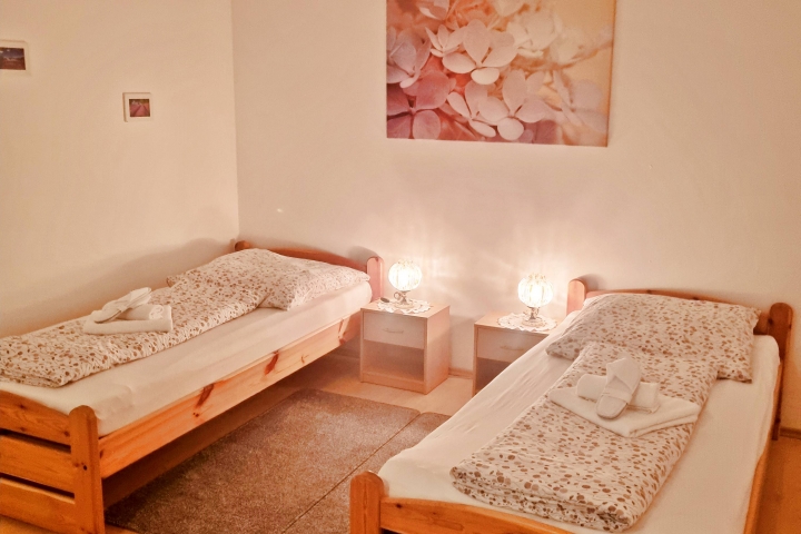 Schlafzimmer mit Souterrain mit 2 Einzelbetten