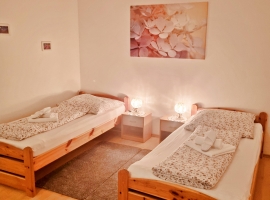 Schlafzimmer mit Souterrain mit 2 Einzelbetten