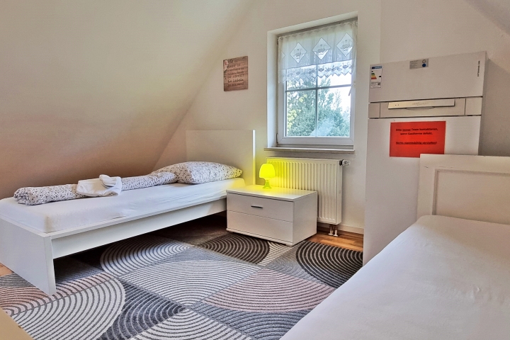 Schlafzimmer im Obergeschoss mit 2 Einzelbetten