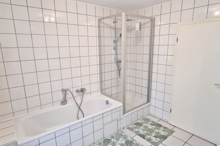 Badezimmer mit Dusche, Badewanne und WC
