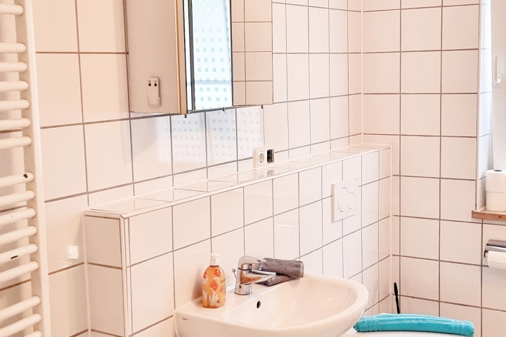 Badezimmer mit Dusche, Badewanne und WC
