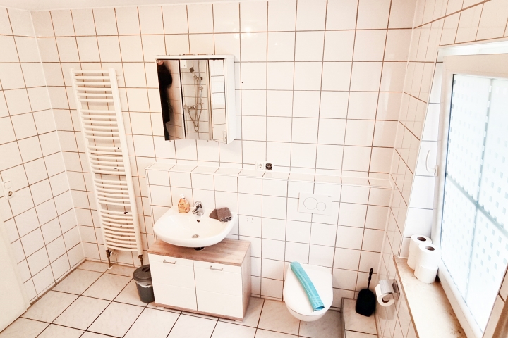 Badezimmer mit Dusche, Badewanne und WC
