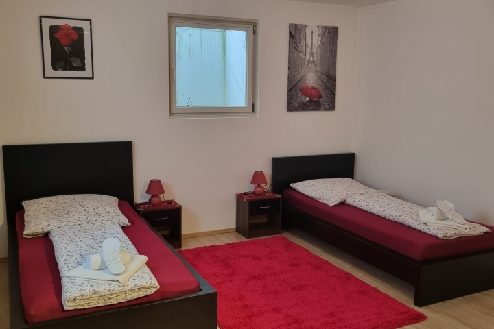 Schlafzimmer mit Souterrain mit 2 Einzelbetten