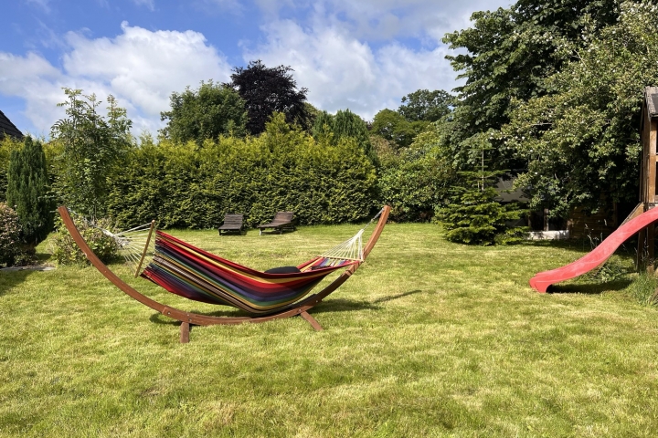 Schöner Garten mit Relaxliegen & Hängematte