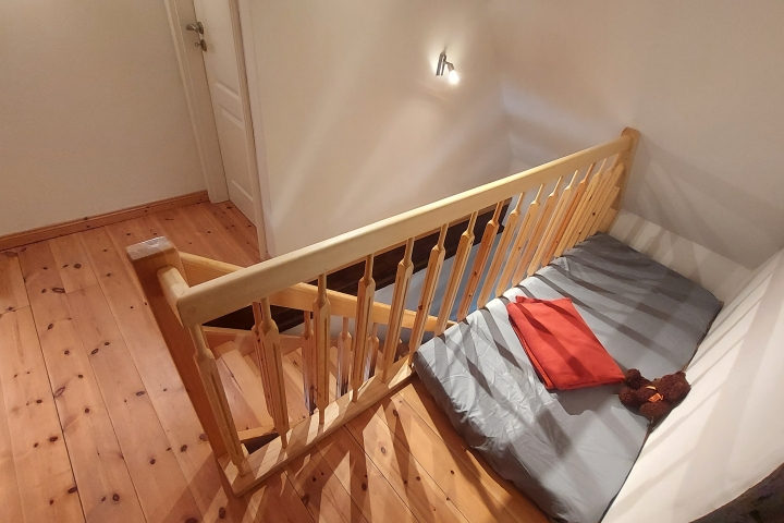 Treppe nach oben mit Spielecke oder Aufbettung