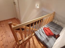 Treppe nach oben mit Spielecke oder Aufbettung