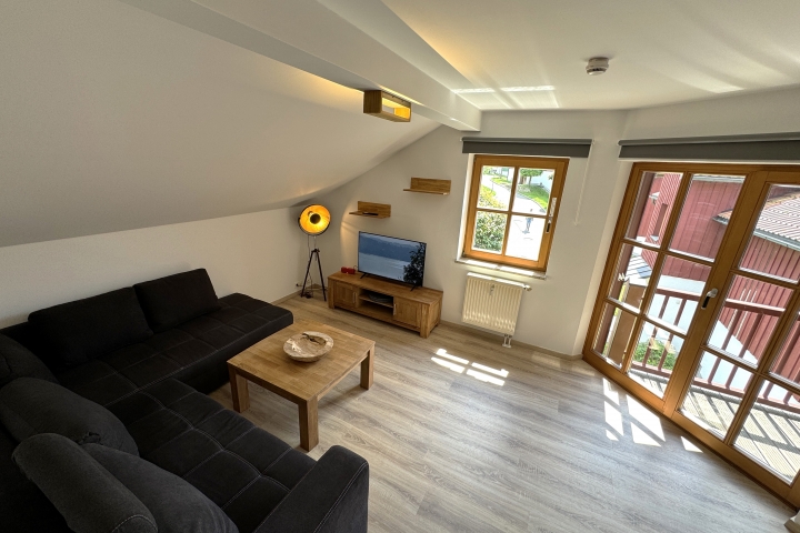 Wohn/Schlafraum mit gemütlicher Sofaecke, SAT-TV, Balkon, großem Kleiderschrank und einem gemütlichem Doppelbett für 2 Personen