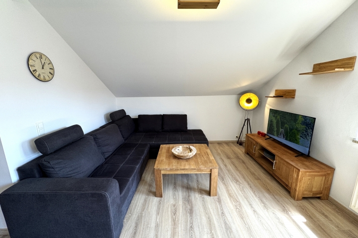 Wohn/Schlafraum mit gemütlicher Sofaecke, SAT-TV, Balkon, großem Kleiderschrank und einem gemütlichem Doppelbett für 2 Personen