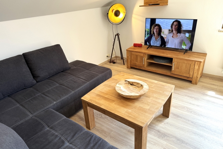 Wohn/Schlafraum mit gemütlicher Sofaecke, SAT-TV, Balkon, großem Kleiderschrank und einem gemütlichem Doppelbett für 2 Personen