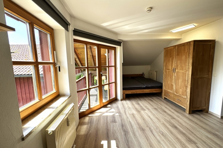 Wohn/Schlafraum mit gemütlicher Sofaecke, SAT-TV, Balkon, großem Kleiderschrank und einem gemütlichem Doppelbett für 2 Personen