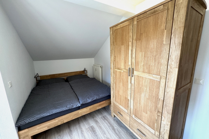 Wohn/Schlafraum mit gemütlicher Sofaecke, SAT-TV, Balkon, großem Kleiderschrank und einem gemütlichem Doppelbett für 2 Personen