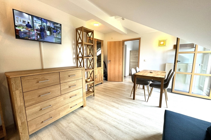 Esszimmer mit eigenem Balkon, zweiter Couch und eigenem SAT-TV