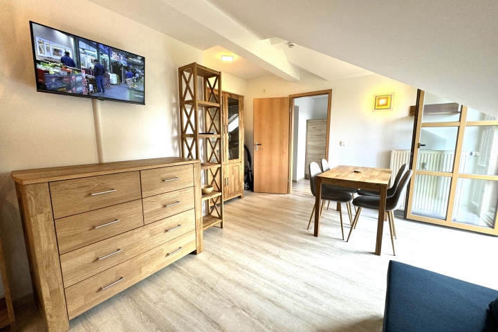 Esszimmer mit eigenem Balkon, zweiter Couch und eigenem SAT-TV