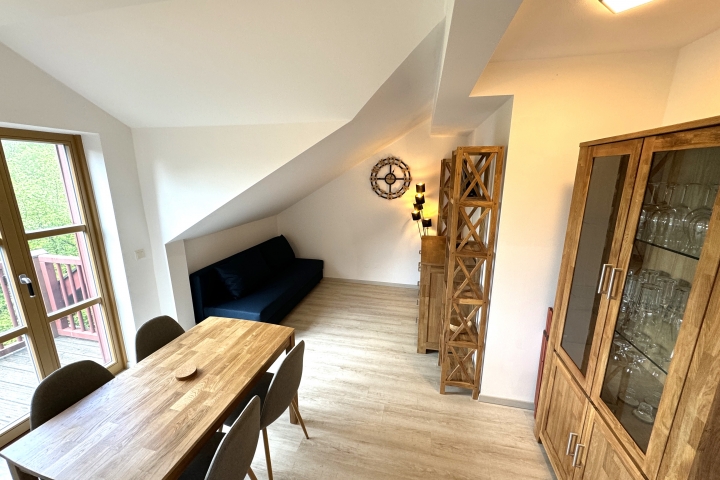 Esszimmer mit eigenem Balkon, zweiter Couch und eigenem SAT-TV