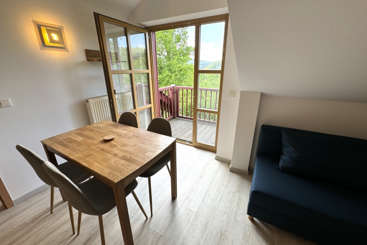 Esszimmer mit eigenem Balkon, zweiter Couch und eigenem SAT-TV