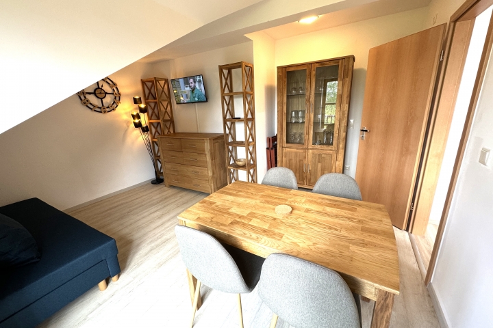 Esszimmer mit eigenem Balkon, zweiter Couch und eigenem SAT-TV