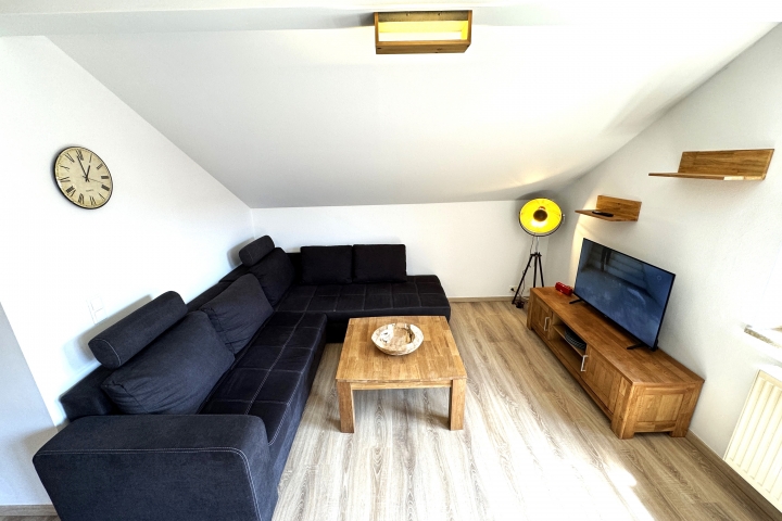 Wohn/Schlafraum mit gemütlicher Sofaecke, SAT-TV, Balkon, großem Kleiderschrank und einem gemütlichem Doppelbett für 2 Personen