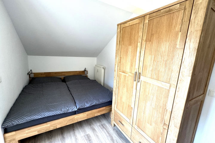 Bequemes Doppelbett für 2 Personen und großer Kleiderschrank