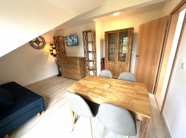 Esszimmer mit eigenem Balkon, zweiter Couch und eigenem SAT-TV    