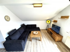 Wohn/Schlafraum mit gemütlicher Sofaecke, SAT-TV, Balkon, großem Kleiderschrank und einem gemütlichem Doppelbett für 2 Personen
