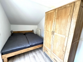 Bequemes Doppelbett für 2 Personen und großer Kleiderschrank