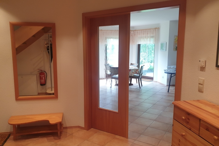 Flur im EG mit Blick ins Wohnzimmer