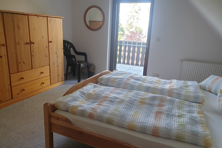 Schlafzimmer 1 im OG mit Balkonzugang