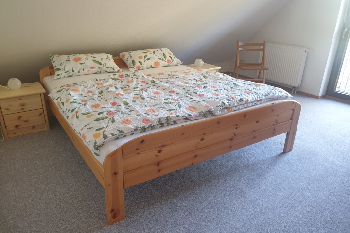 Schlafzimmer 2 im OG mit französischem Fenster