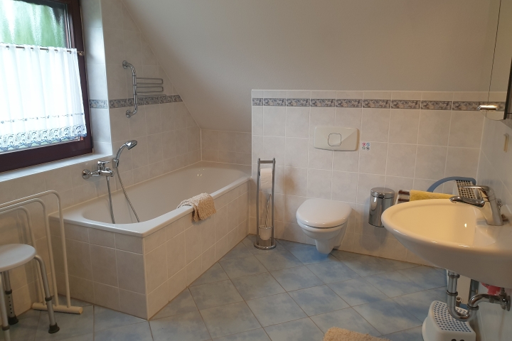 Bad im OG mit Dusche und Wanne