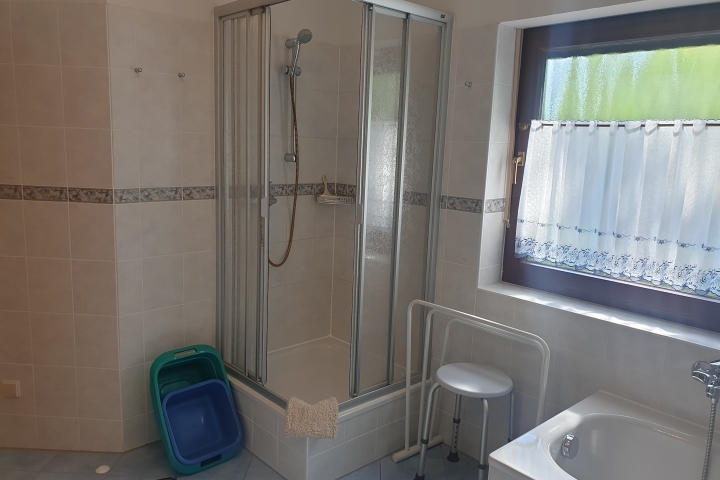 Bad im OG mit Dusche und Wanne