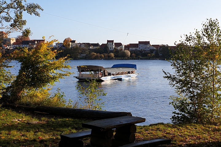 Elektrische Seilzugfähre auf dem Straussee