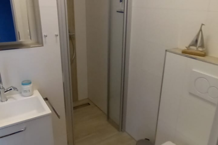 Kleines Bad mit begehbarer Dusche und Regenbrause