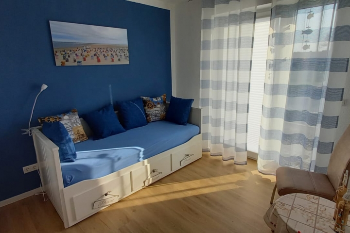 Kleines Schlafzimmer der Ferienwohnung Slumpschööt mit großem Kleiderschrank
