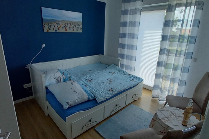 Kleines Zimmer mit ausziehbarem Bett