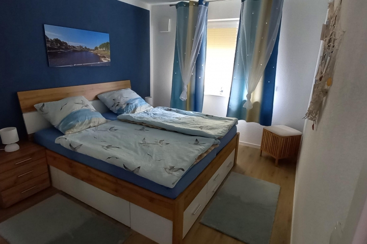Großes Schlafzimmer der Ferienwohnung Slumpschööt mit Doppelbett und großem Kleiderschrank